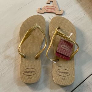 HAVAIANAS Gold Metallic Flip Flops NWT Size 9